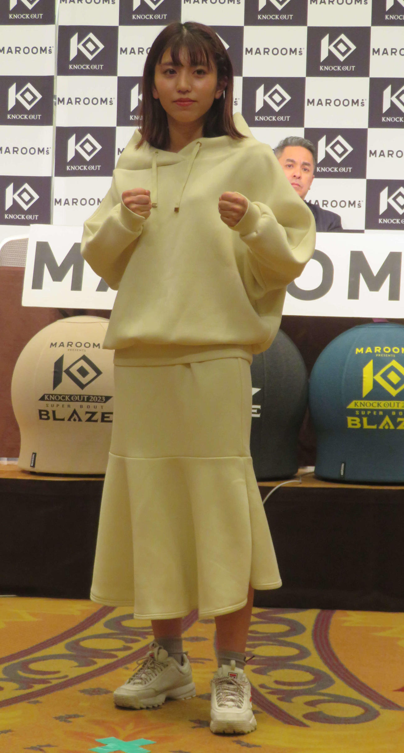 全身ホワイトの服装で前日会見に臨んだぱんちゃん璃奈