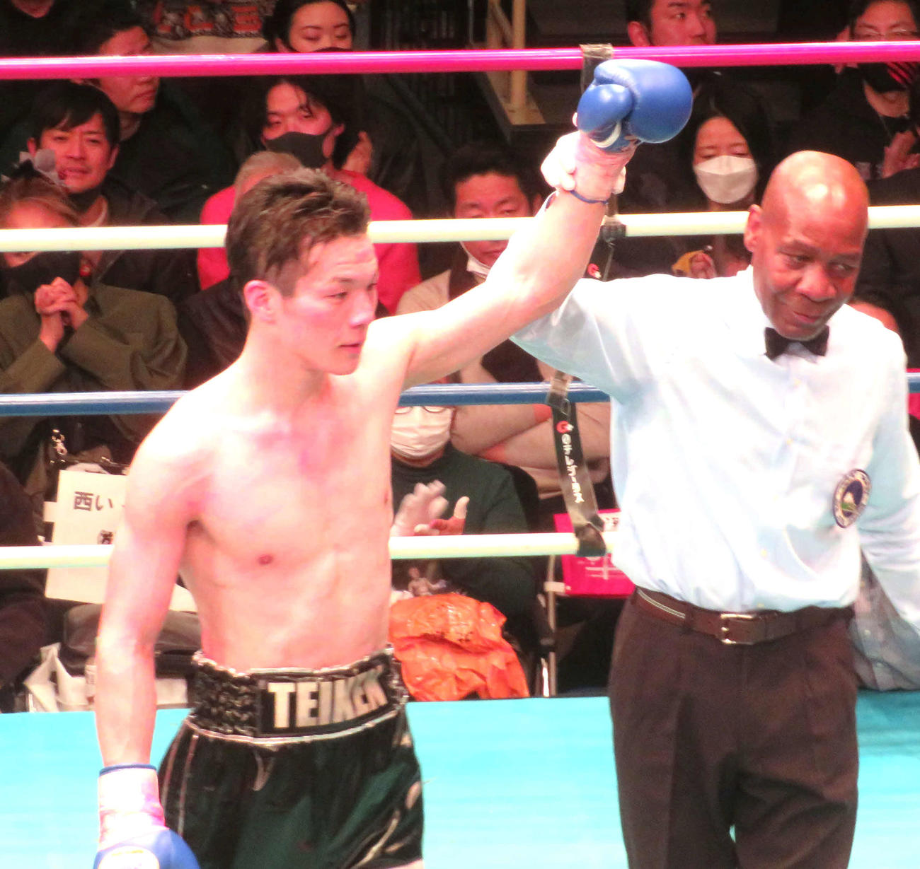 勝ち名乗りを受ける日本スーパーライト級6位李健太