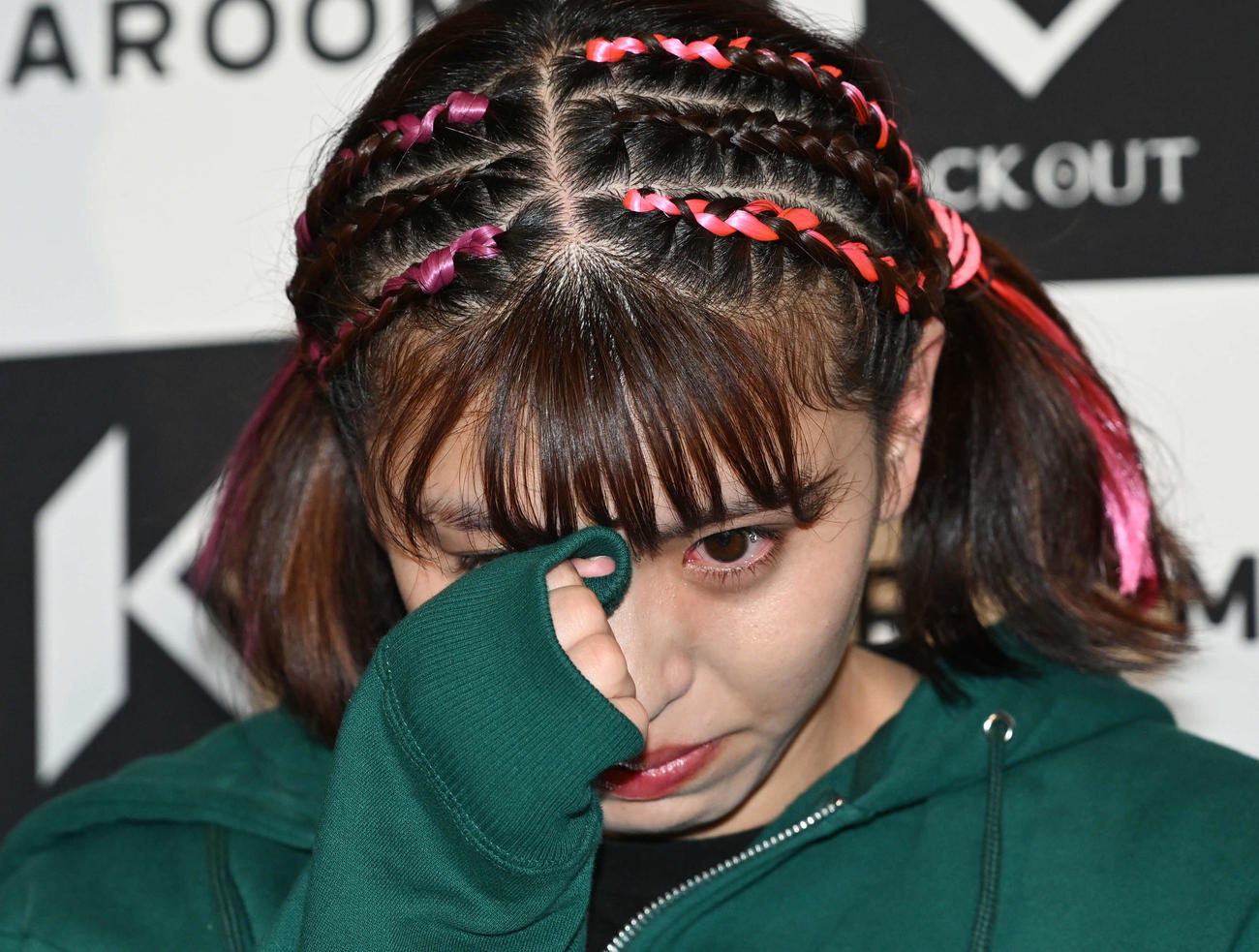 試合後、涙を流し会見するぱんちゃん璃奈（撮影・滝沢徹郎）