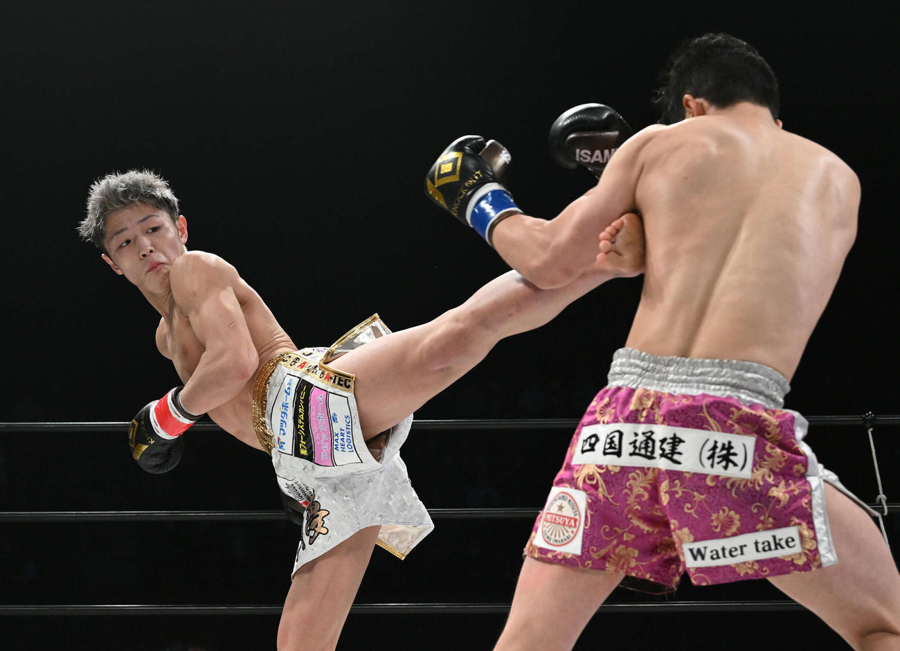 久井（左）は元山に蹴りを見舞う（撮影・滝沢徹郎）