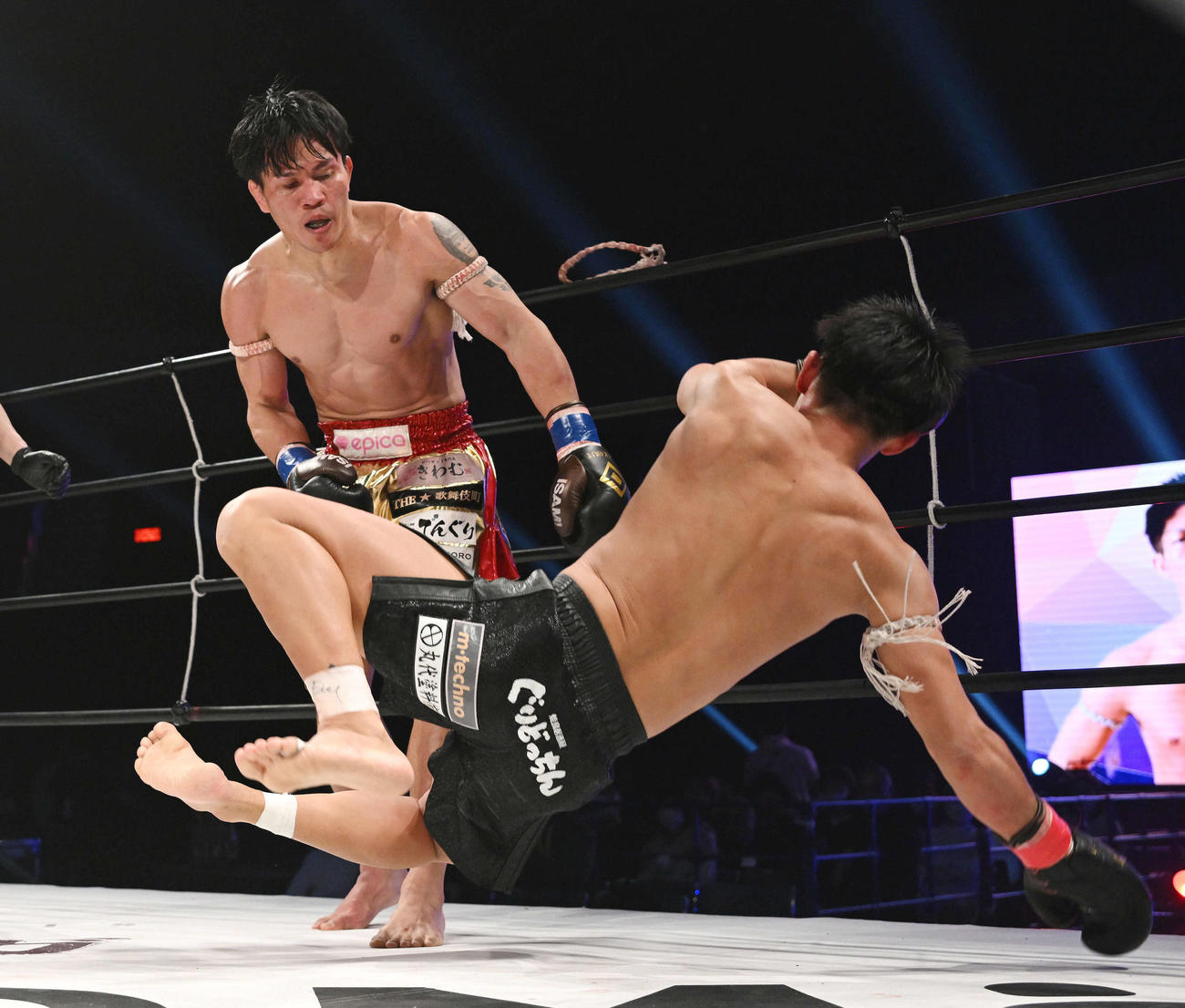 スアレック・ルークカムイ（奥）は渡部を投げる（撮影・滝沢徹郎）
