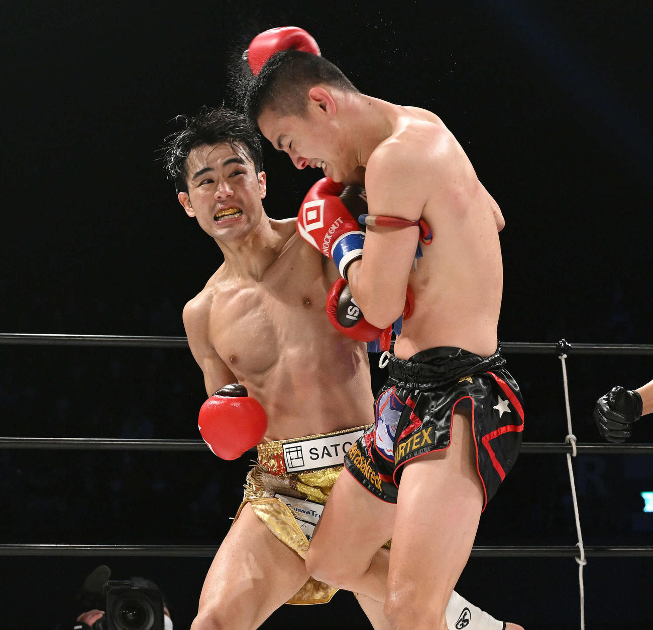 小笠原（左）はロンナチャイ・トー.ラミントラーにパンチを見舞う（撮影・滝沢徹郎）