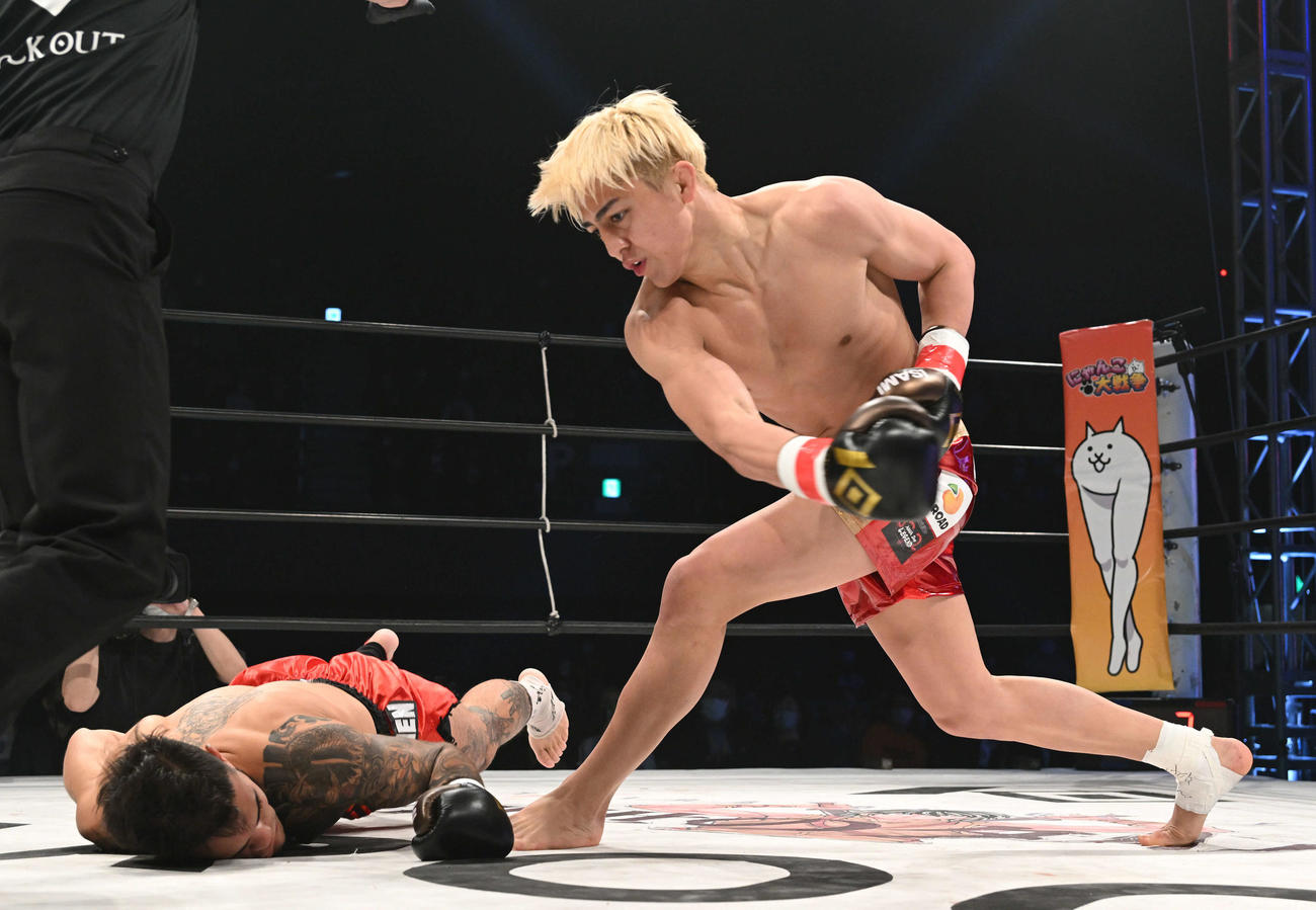 鈴木（右）はマルコス・リオスにKO勝ちする（撮影・滝沢徹郎）