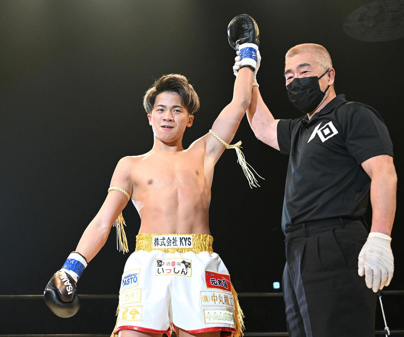 勝ち名乗りを受ける武蔵（撮影・滝沢徹郎）