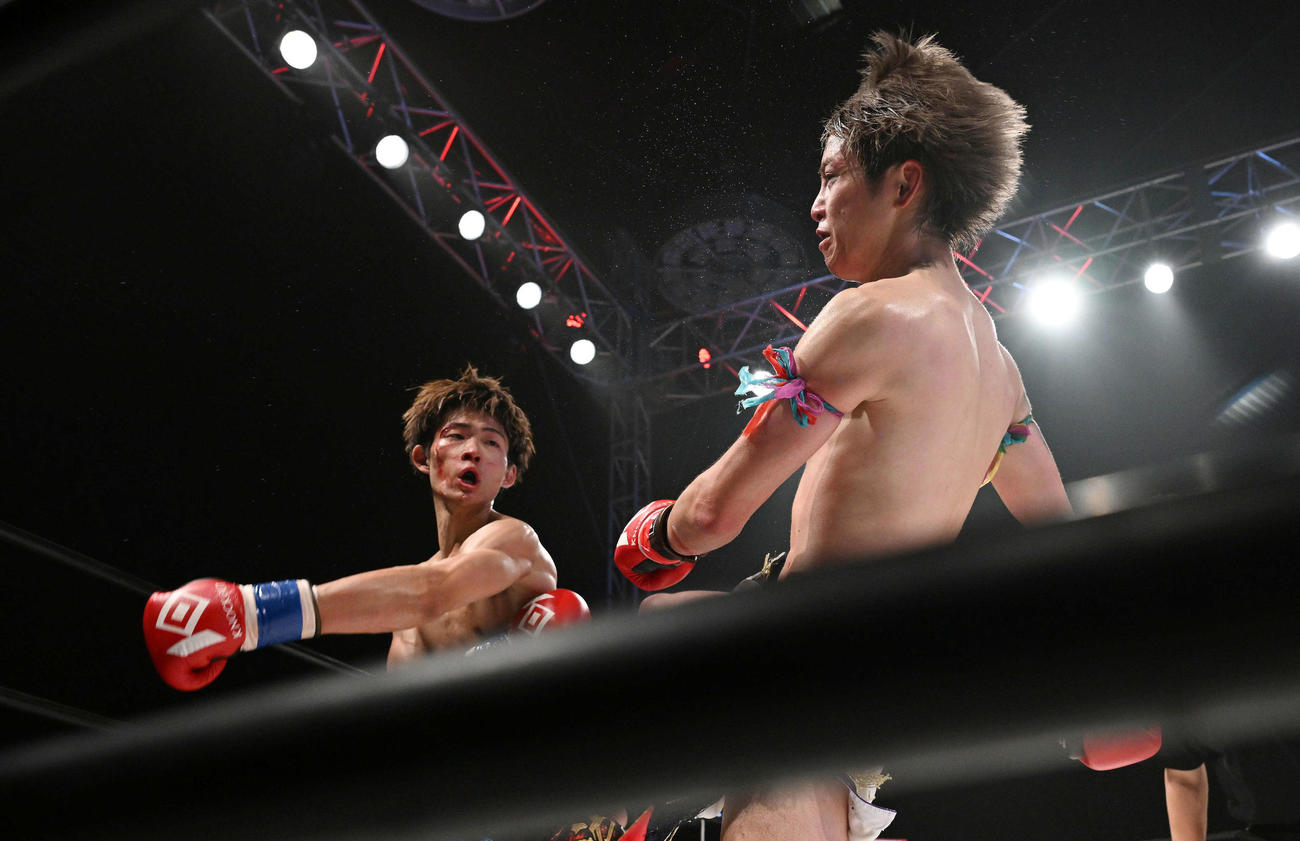 3回、響波（左）は壱・センチャイジムからダウンを奪う（撮影・滝沢徹郎）
