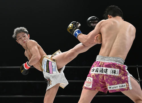 久井（左）は元山に蹴りを見舞う（撮影・滝沢徹郎）