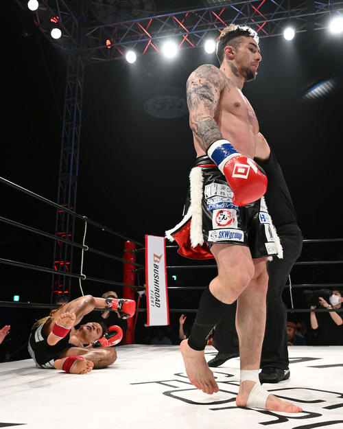 木村“フィリップ”ミノル（右）はクンタップ・チャロンチャイをノックアウトする（撮影・滝沢徹郎）