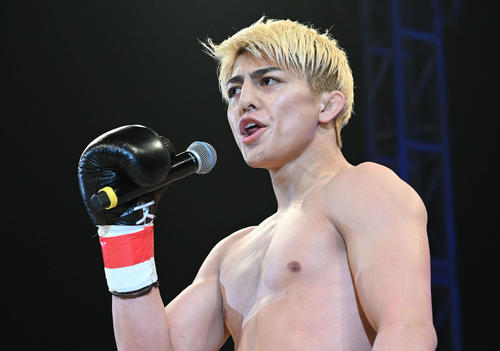 鈴木はマルコス・リオスに勝利しマイクパフォーマンスする（撮影・滝沢徹郎）