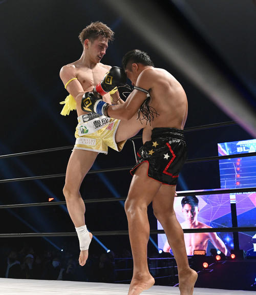 延長戦で龍聖（左）はペットセーンセーブ・ソーヂョー.トーンプラーヂンに飛び膝蹴りを見舞う（撮影・滝沢徹郎）