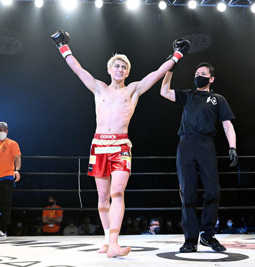 マルコス・リオスに勝利し勝ち名乗りを受ける鈴木（撮影・滝沢徹郎）