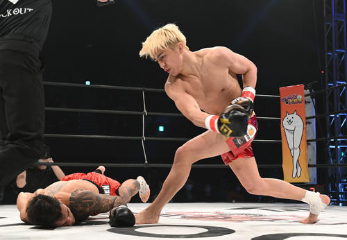 鈴木（右）はマルコス・リオスにKO勝ちする（撮影・滝沢徹郎）