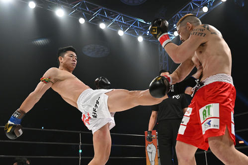 2回、MASATO BRAVELY（左）は渡慶次の腹を蹴る（撮影・滝沢徹郎）