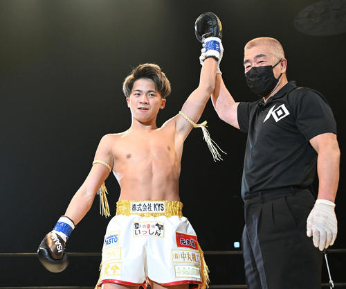 勝ち名乗りを受ける武蔵（撮影・滝沢徹郎）