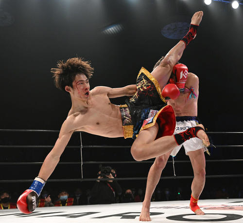 3回、響波（手前）は壱・センチャイジムに浴びせ蹴りを見舞う（撮影・滝沢徹郎）