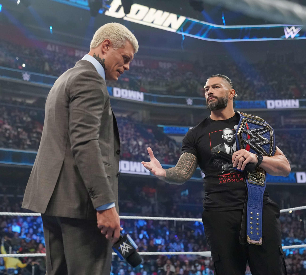 挑戦者コーディ・ローデス（左）に握手を求める統一王者ローマン・レインズ（C）2023 WWE, Inc. All Rights Reserved.