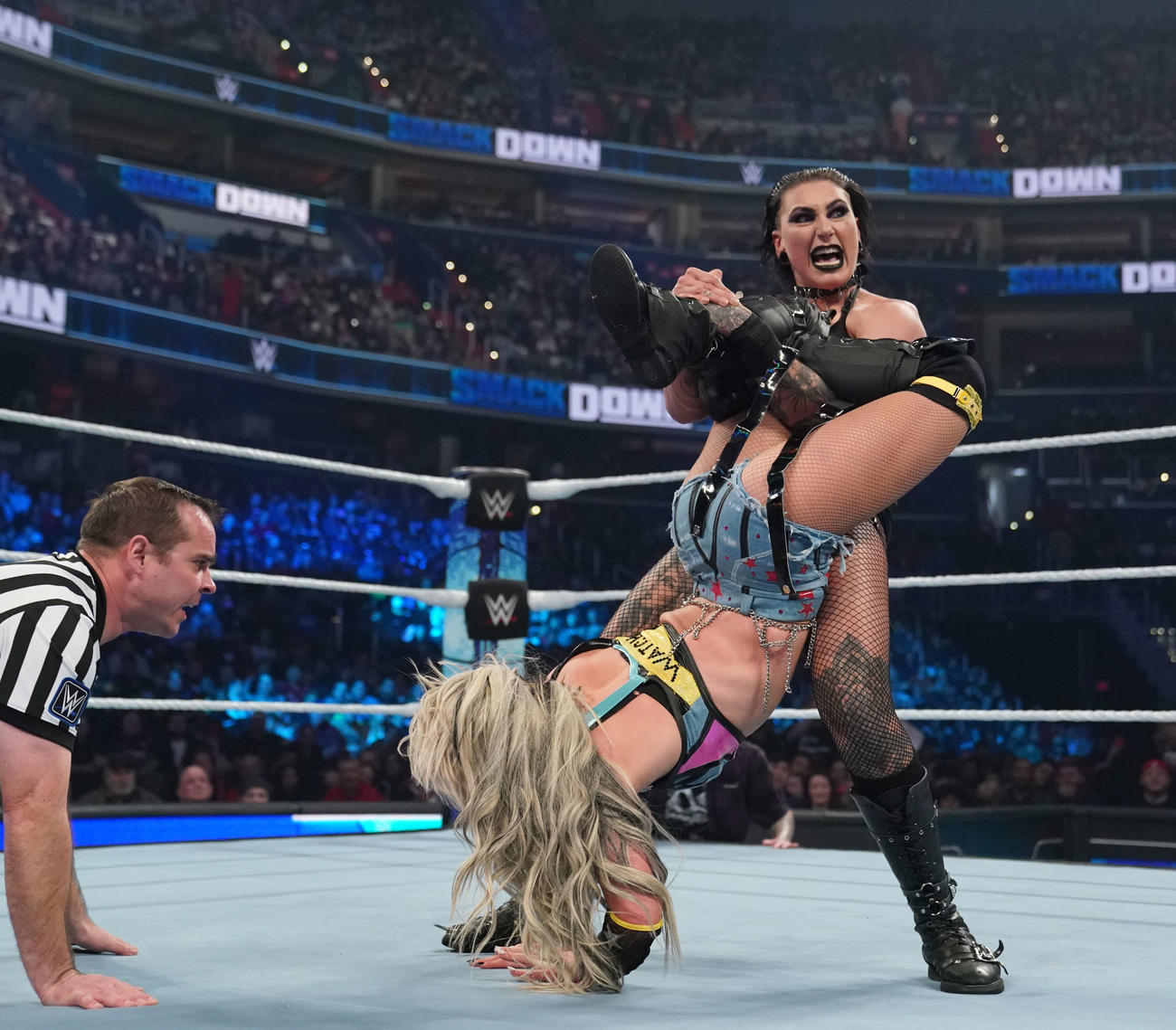 リブ・モーガン（中央）に四つ葉固めを仕掛けようとするリア・リプリー（C）2023 WWE, Inc. All Rights Reserved.