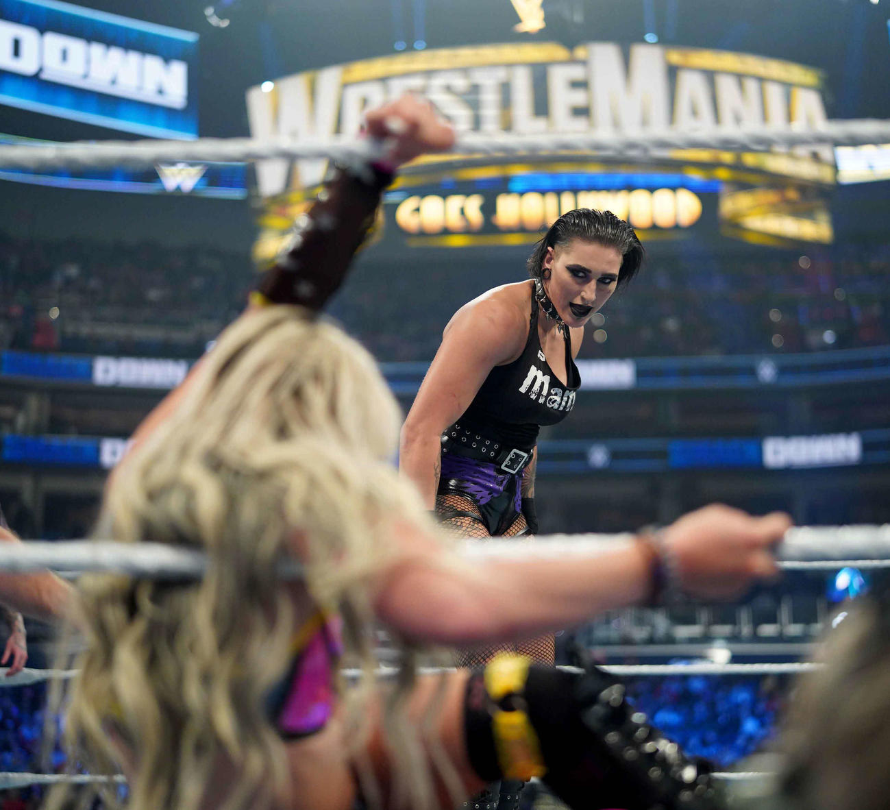ロープにもたれかかるリブ・モーガン（手前）をにらみつけるリア・リプリー（C）2023 WWE, Inc. All Rights Reserved.