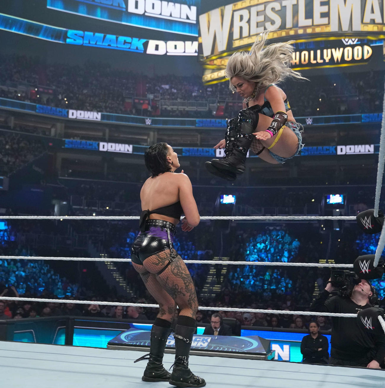 リブ・モーガン（右）のドロップキックを浴びるリア・リプリー（C）2023 WWE, Inc. All Rights Reserved.