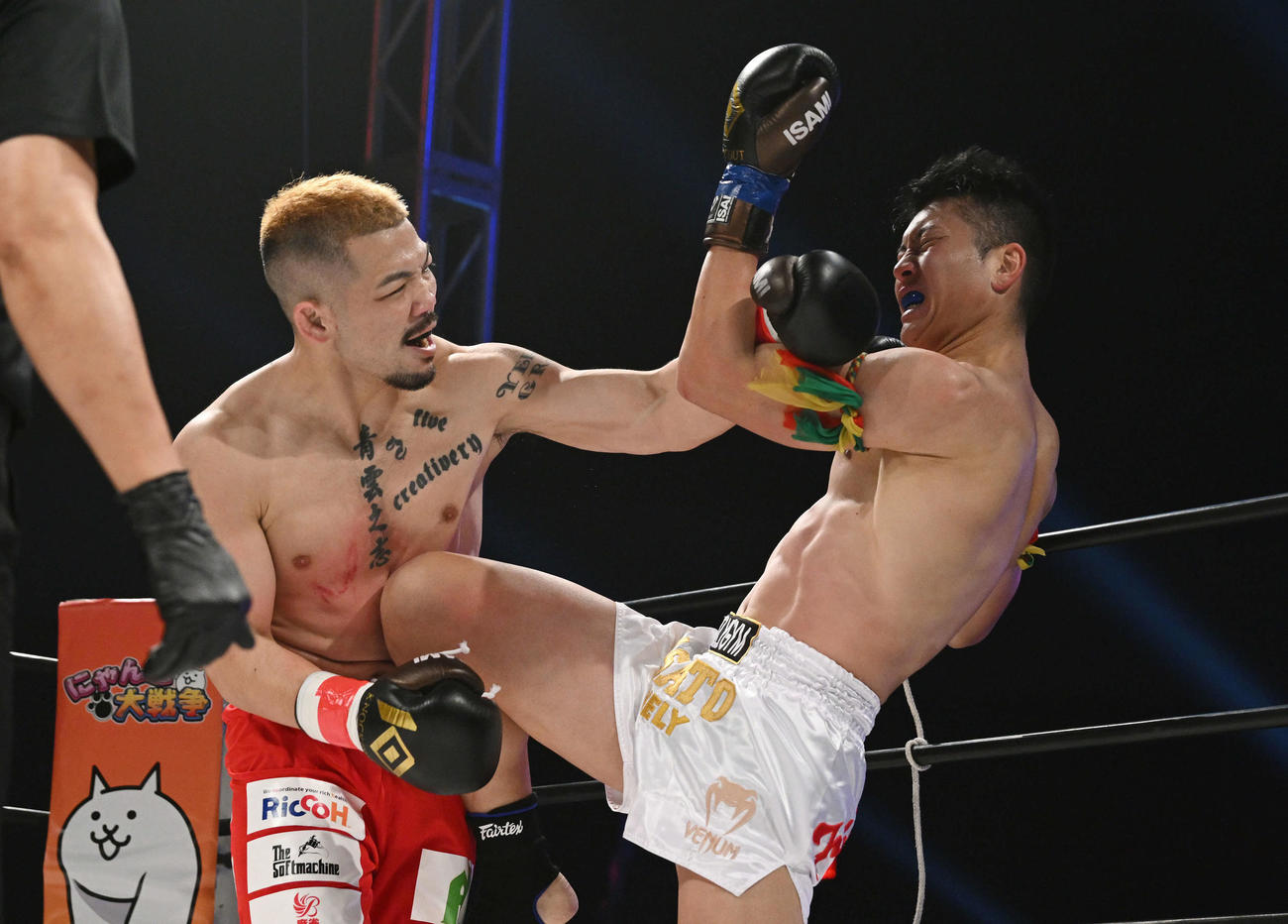 3回、MASATO BRAVELY（右）は渡慶次のパンチを食らう（撮影・滝沢徹郎）