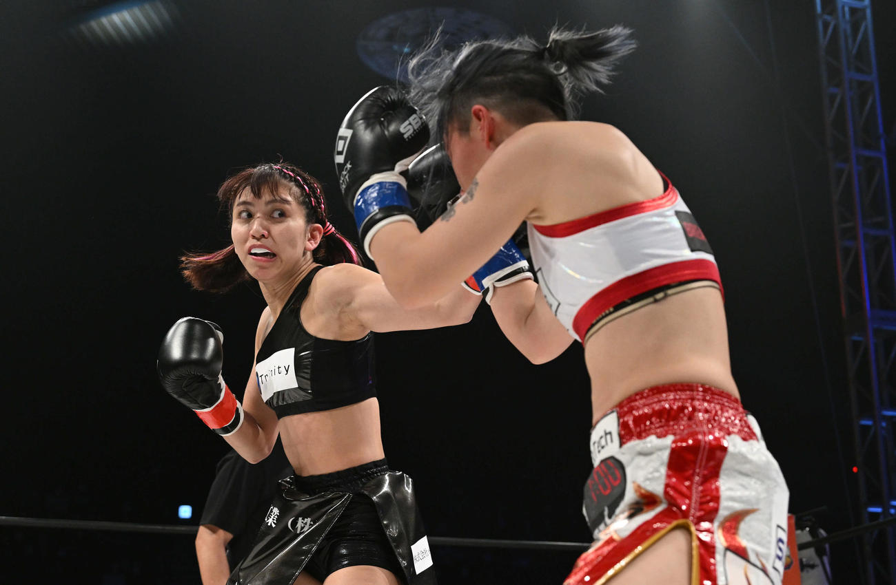 対戦するぱんちゃん璃奈（左）と坂本（撮影・滝沢徹郎）