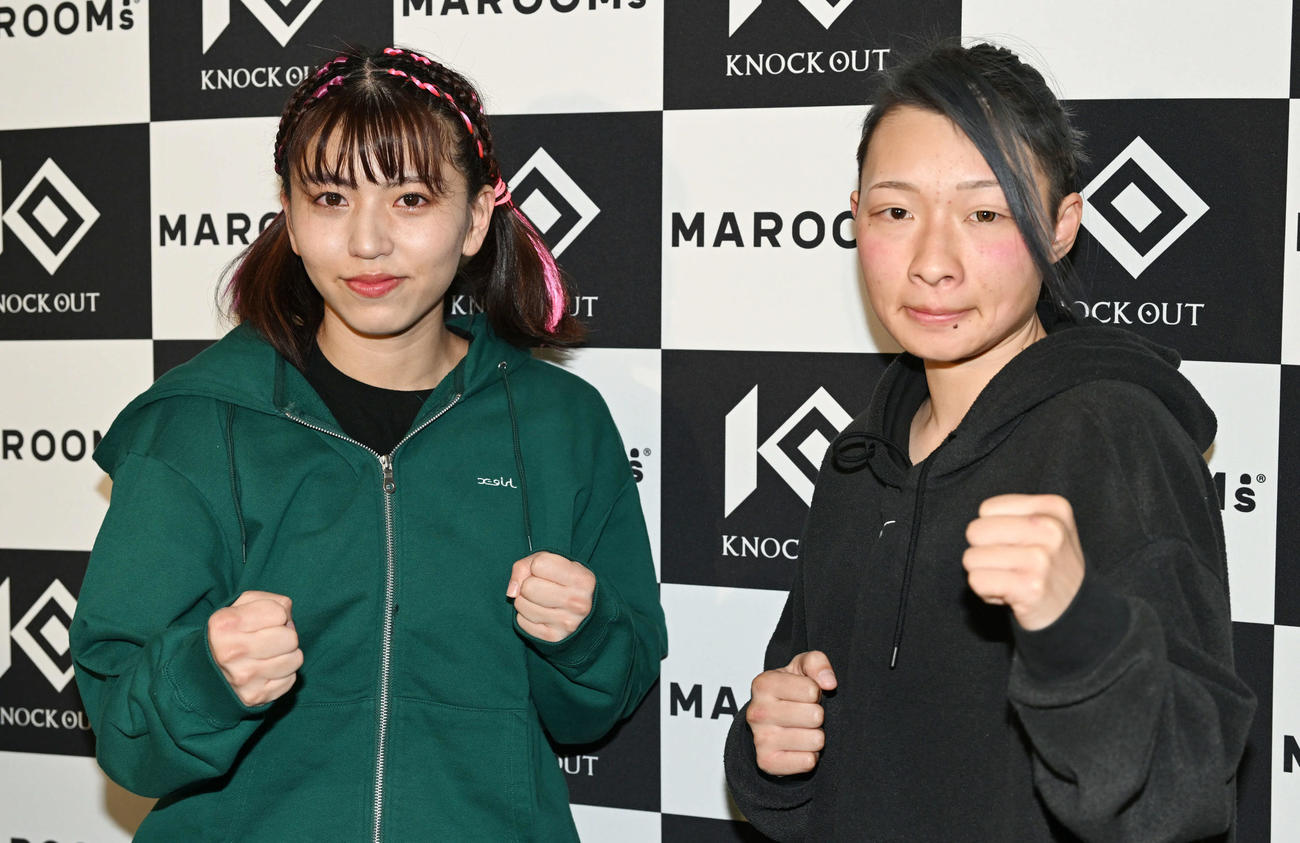 試合後の会見を終え記念撮影するぱんちゃん璃奈（左）と坂本（撮影・滝沢徹郎）
