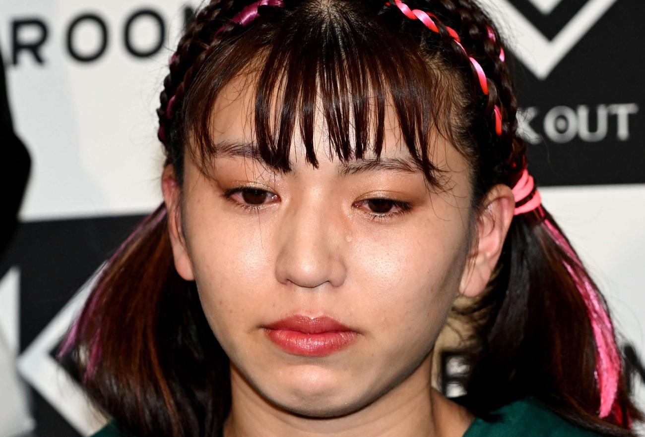 試合後、涙を流し会見するぱんちゃん璃奈（撮影・滝沢徹郎）