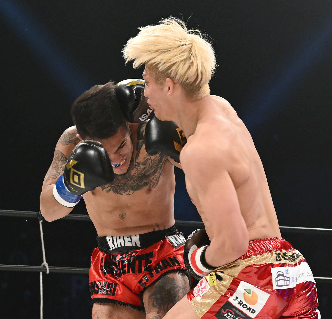 鈴木（右）はマルコス・リオスにパンチを打ち込む（撮影・滝沢徹郎）