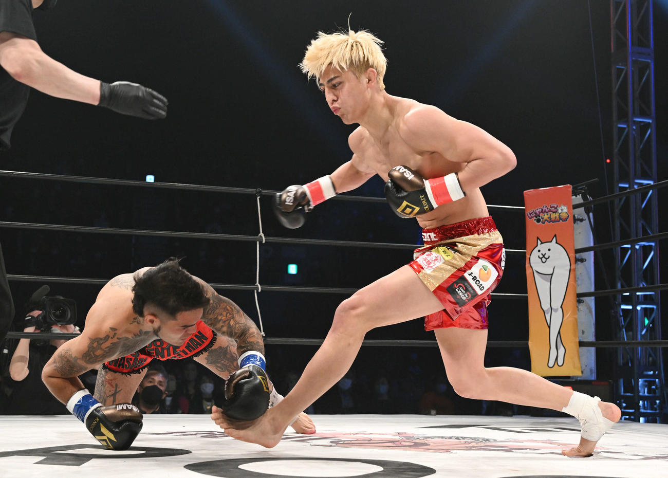 鈴木（右）はマルコス・リオスにKO勝ちする（撮影・滝沢徹郎）