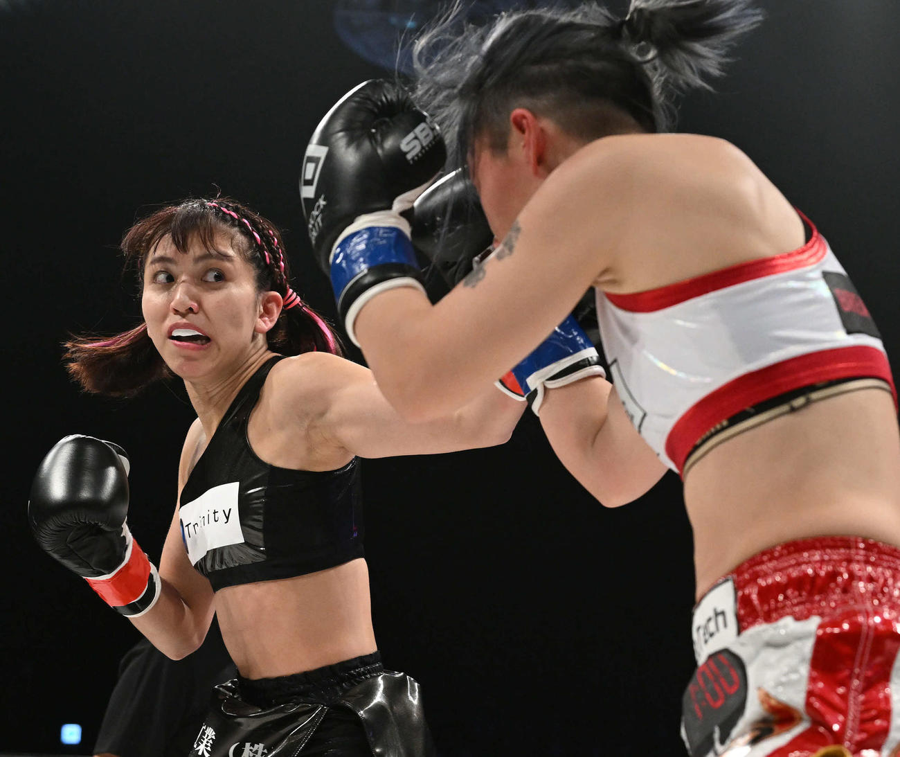 対戦するぱんちゃん璃奈（左）と坂本（撮影・滝沢徹郎）