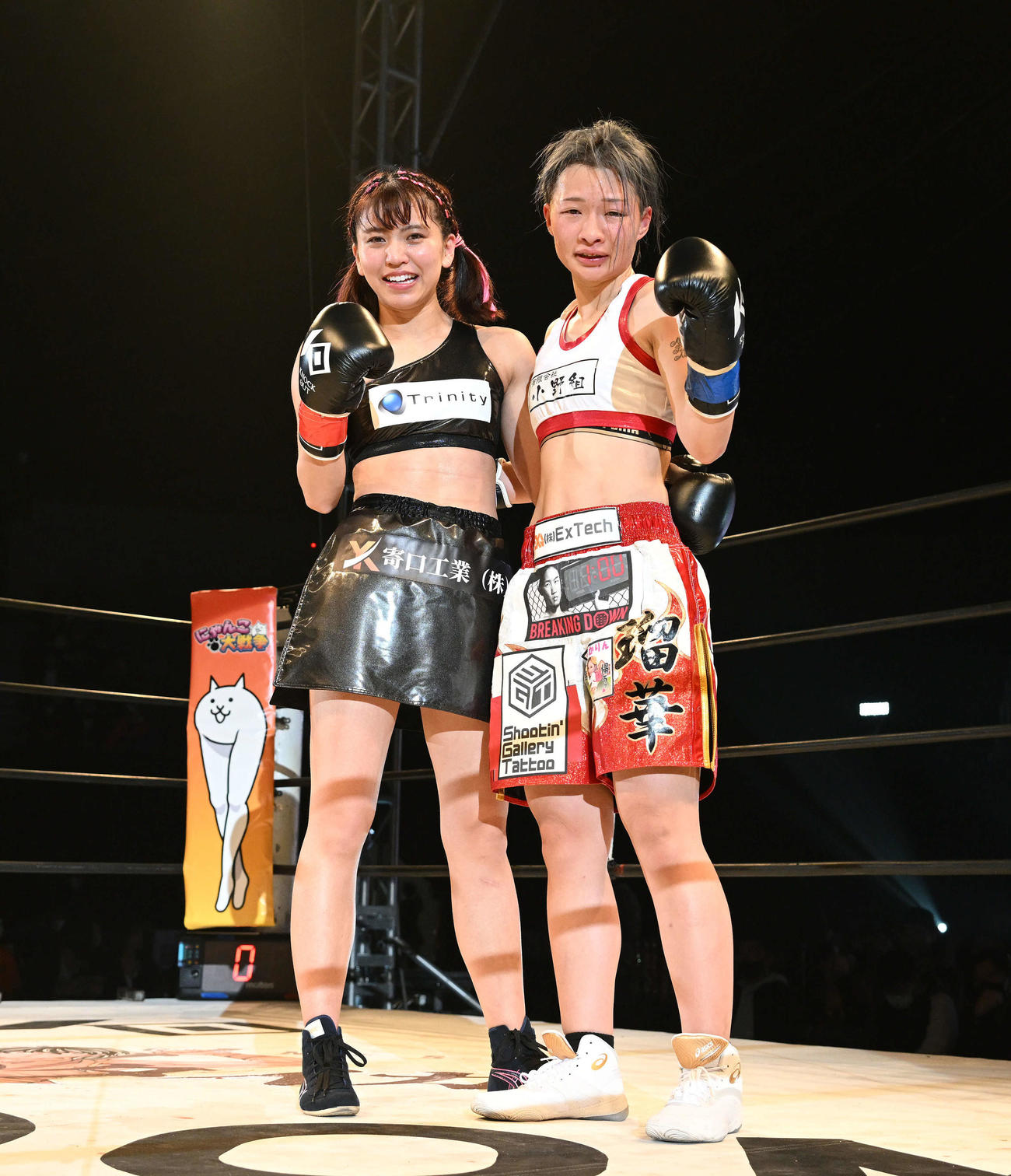対戦後記念撮影するぱんちゃん璃奈（左）と坂本瑠華（撮影・滝沢徹郎）