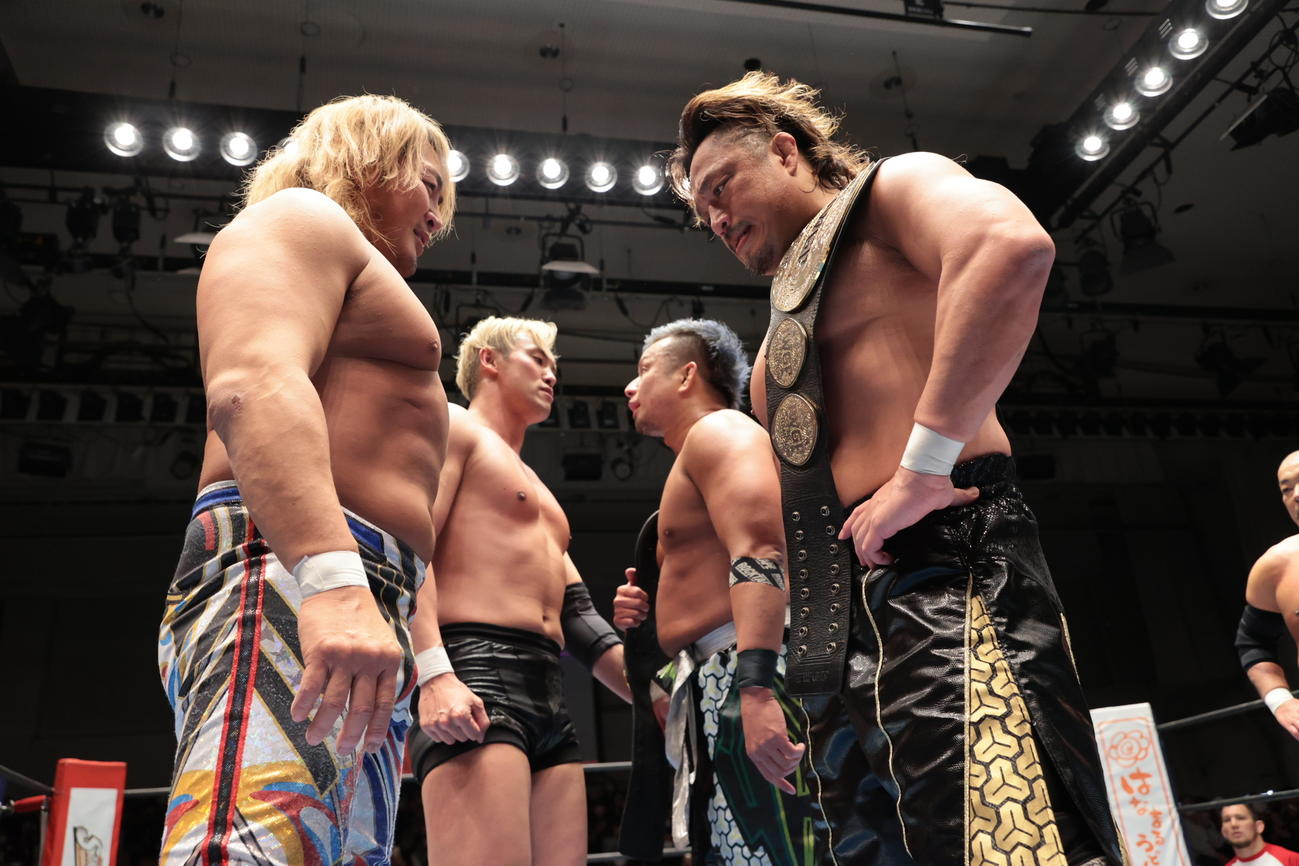 棚橋弘至（左）、オカダ・カズチカ（左から2人目）とにらみ合う対戦相手のYOSHI－HASHI（左から3人目）、後藤洋央紀（新日本プロレス提供）