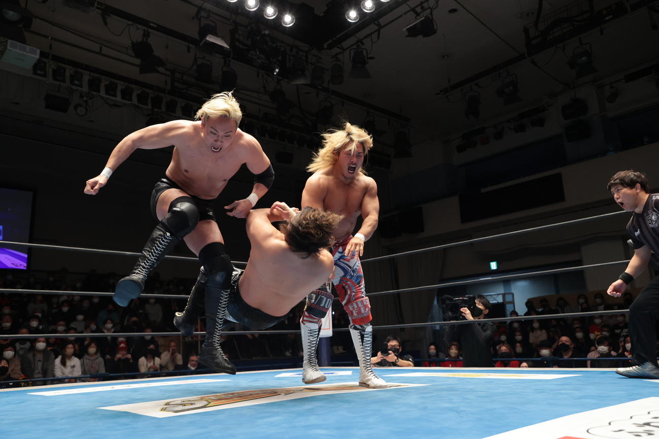 トリオを組んだオカダ・カズチカ（左）と棚橋弘至（左から3人目）は対戦相手の後藤洋央紀へ攻撃をしかける（新日本プロレス提供）