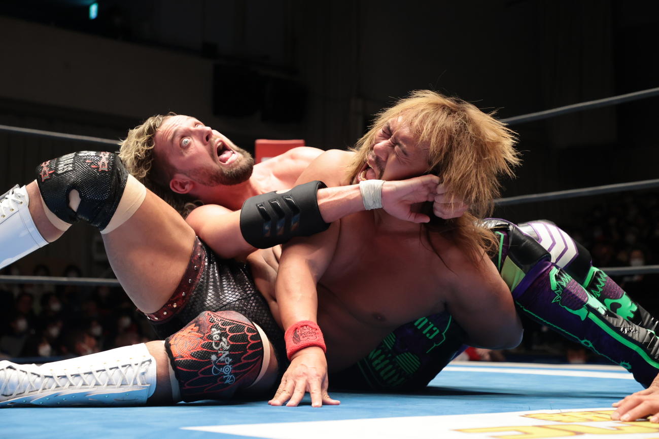 NEW JAPAN CUP1回戦で、対戦相手のエル・ファンタズモから攻撃を仕掛けられる内藤哲也（右）（新日本プロレス提供）