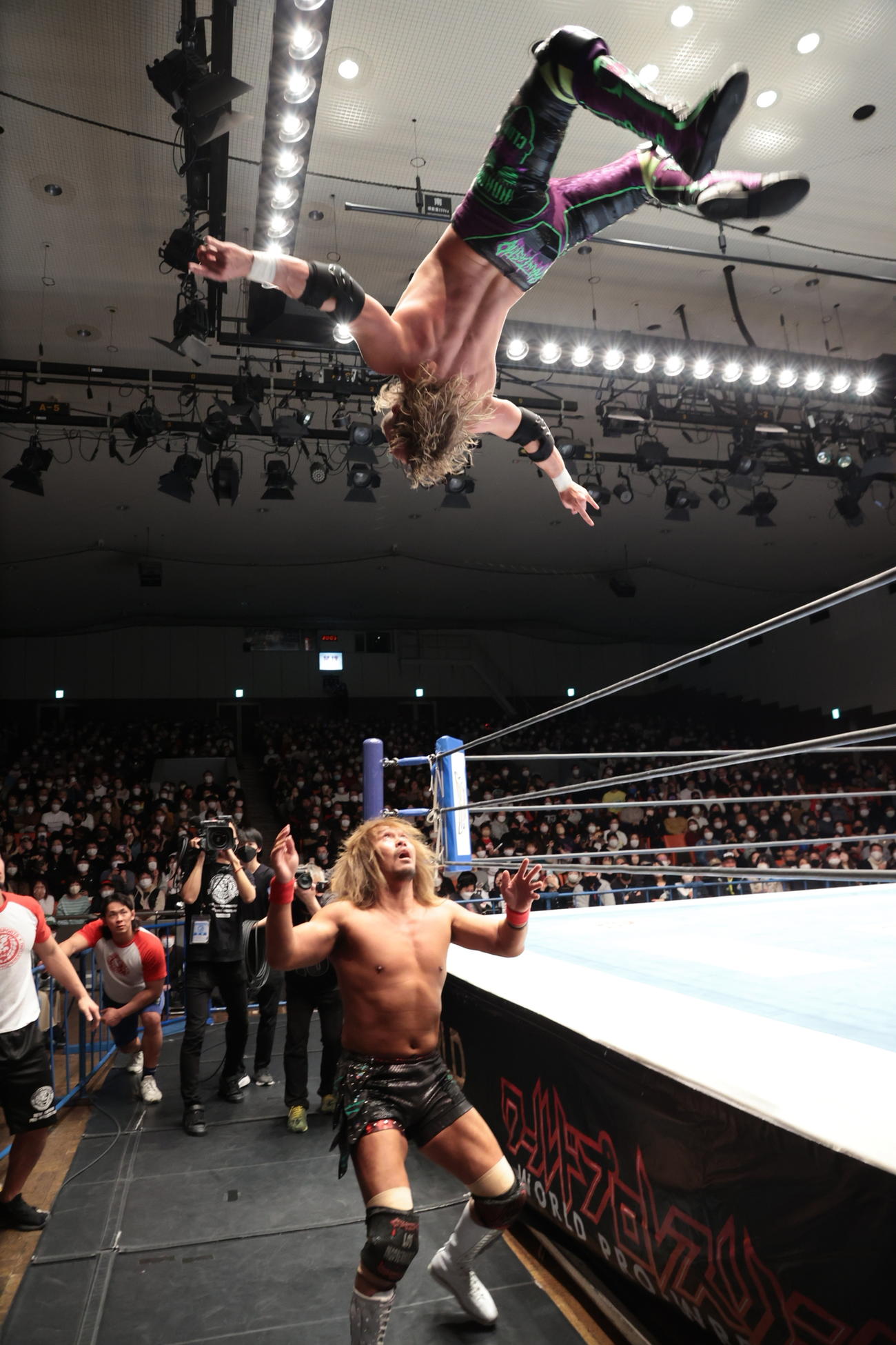 NEW JAPAN CUP1回戦で、対戦相手のエル・ファンタズモの空中技を仕掛けられる内藤哲也（新日本プロレス提供）
