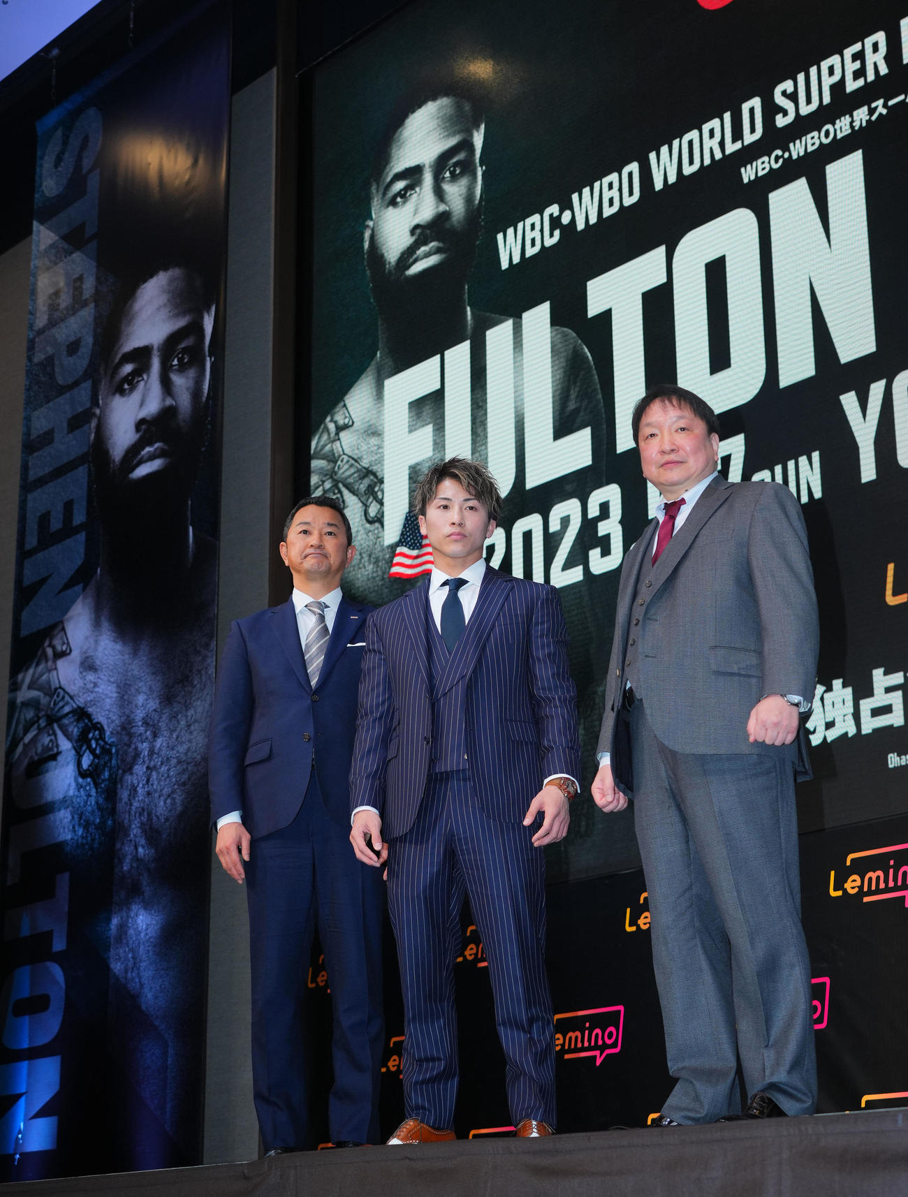 WBC・WBO世界スーパーバンタム級タイトルマッチ、対スティーブン・フルトン戦を発表し会見でフォトセッションに納まる井上尚弥（中央）、大橋秀行会長（右）、NTTドコモ前田義晃代表取締役副社長（撮影・垰建太）