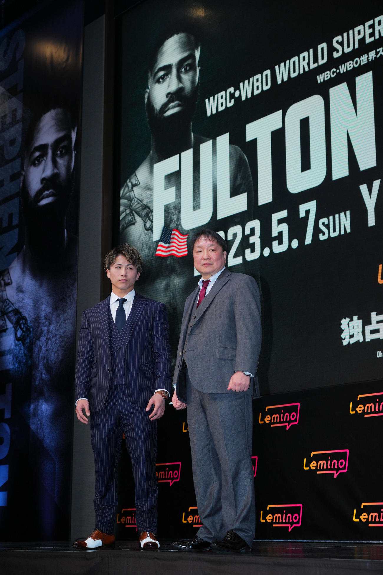 WBC・WBO世界スーパーバンタム級タイトルマッチ、対スティーブン・フルトン戦を発表し会見でフォトセッションに納まる井上尚（左）と大橋会長（撮影・垰建太）