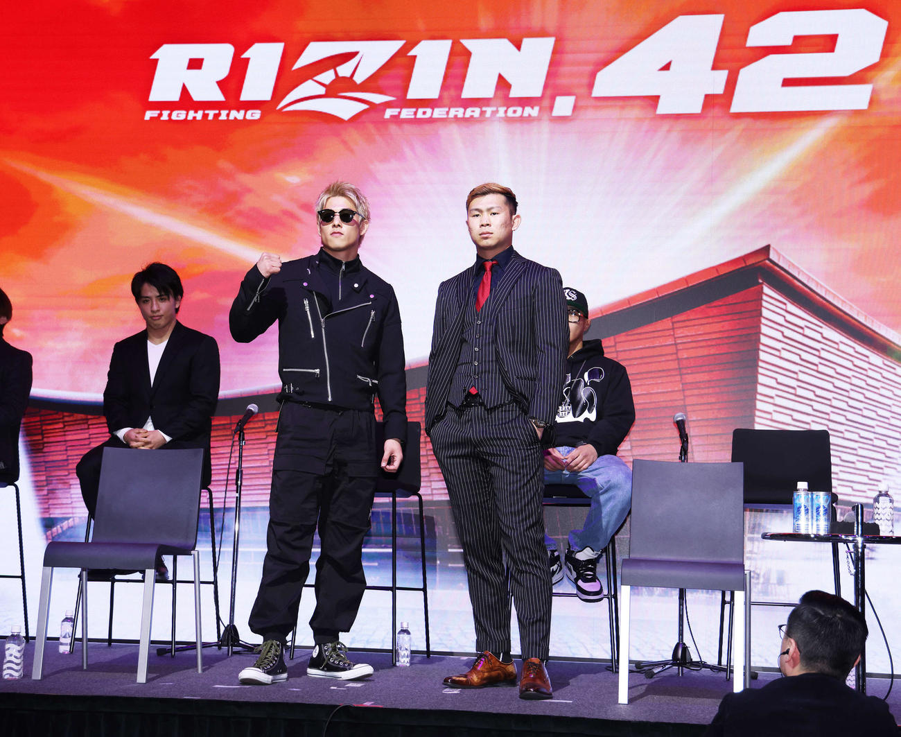 「RIZIN．42」の対戦カードが発表され、ステージでポーズを決める三浦孝太（手前左）とYA－MAN（撮影・河田真司）