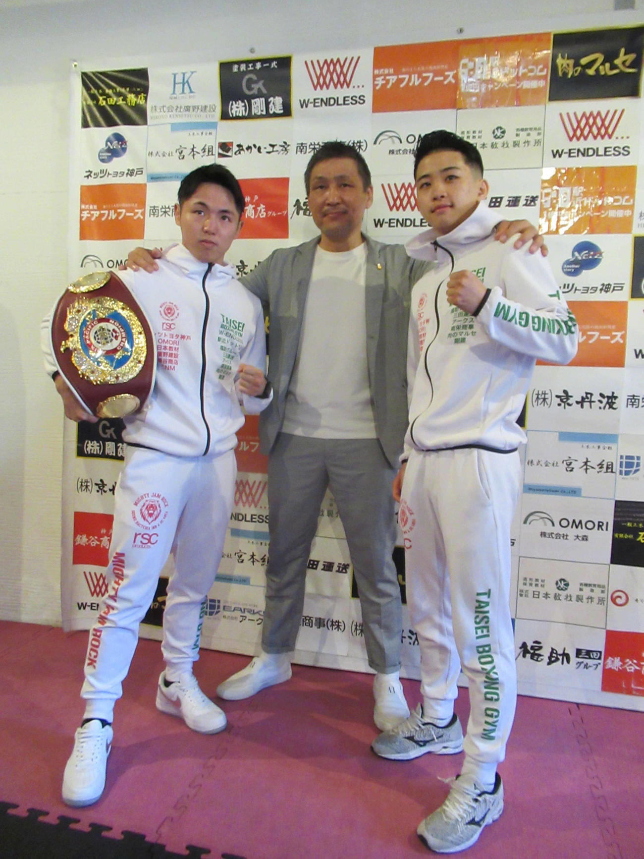 4・16興行の会見に臨んだ大成ジムの丸元会長（中央）に加納（左）と尾崎（撮影・実藤健一）
