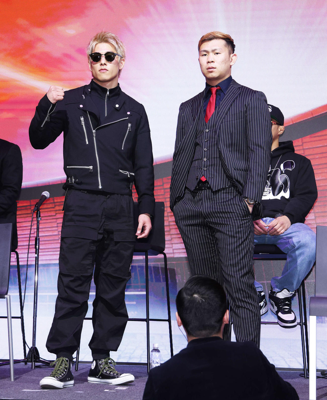 「RIZIN．42」の対戦カードが発表され、ステージでポーズを決める三浦孝太（手前左）とYA－MAN（撮影・河田真司）