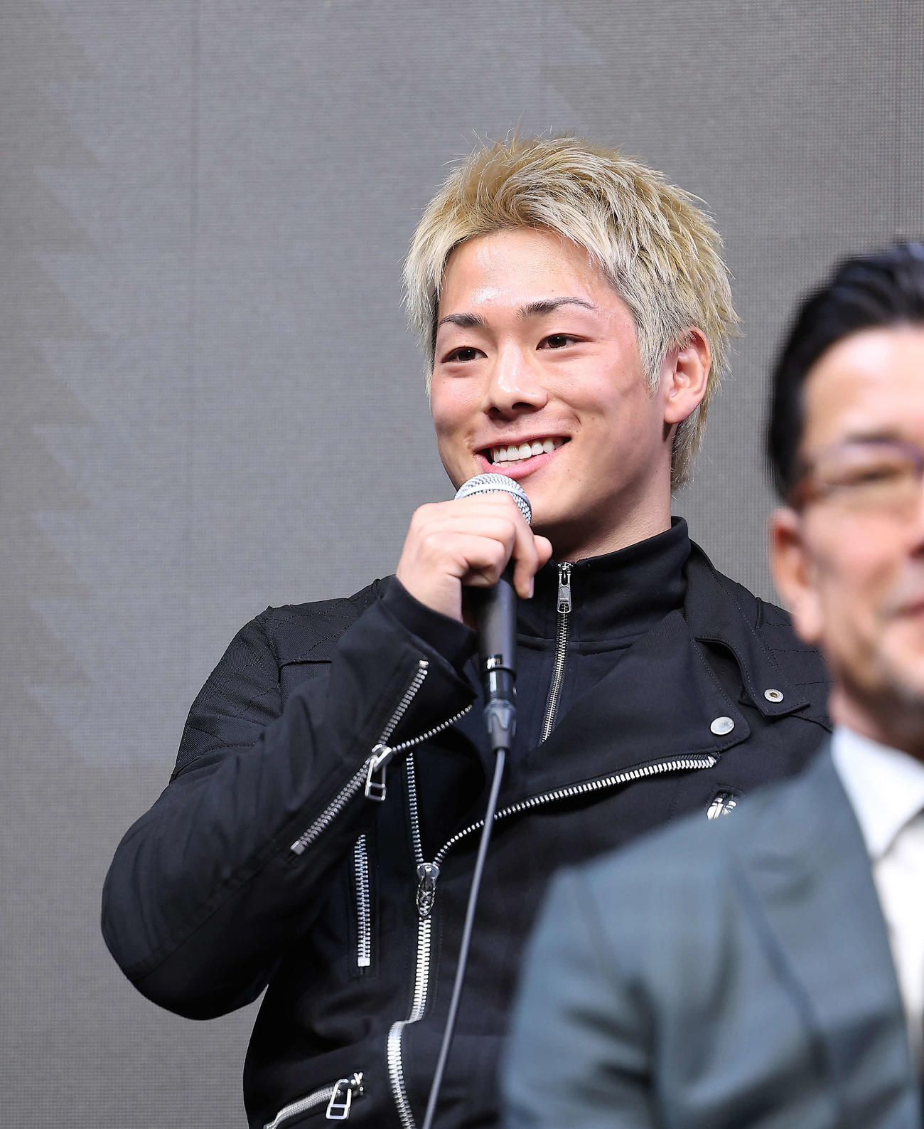 記者の質問に笑顔で答える三浦孝太（撮影・河田真司）