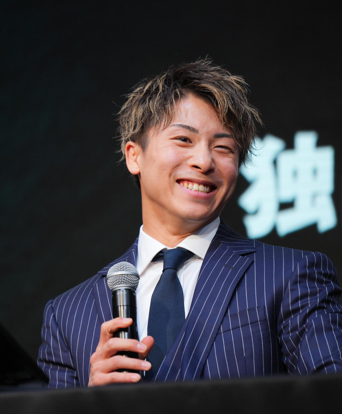 WBC・WBO世界スーパーバンタム級タイトルマッチのスティーブン・フルトン戦を発表し会見で笑顔を見せる井上（撮影・垰建太）