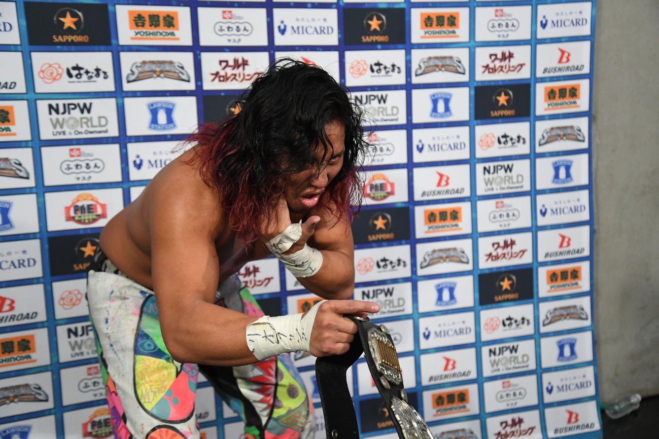痛めたあごの付近を気にする高橋ヒロム（新日本プロレス提供）