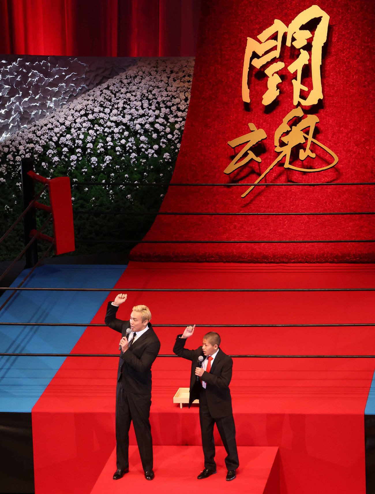 「1、2、3、ダー！！」を執り行うオカダ・カズチカ（中央左）とアントニオ猪木さんの孫の尚登さん（同右）（撮影・河田真司）