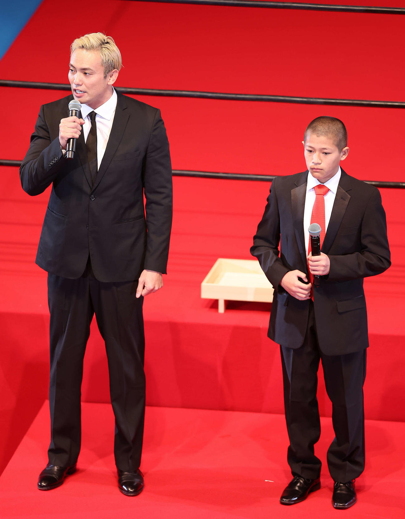 あいさつするオカダ・カズチカ（左）とアントニオ猪木さんの孫の尚登さん（撮影・河田真司）