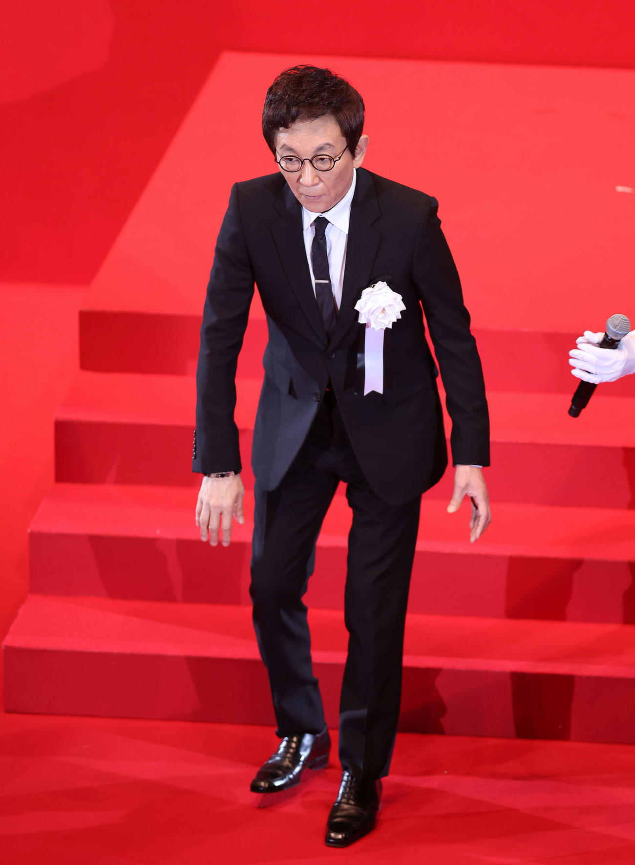 「アントニオ猪木お別れの会」で弔辞を終え席に戻る古舘伊知郎（撮影・河田真司）