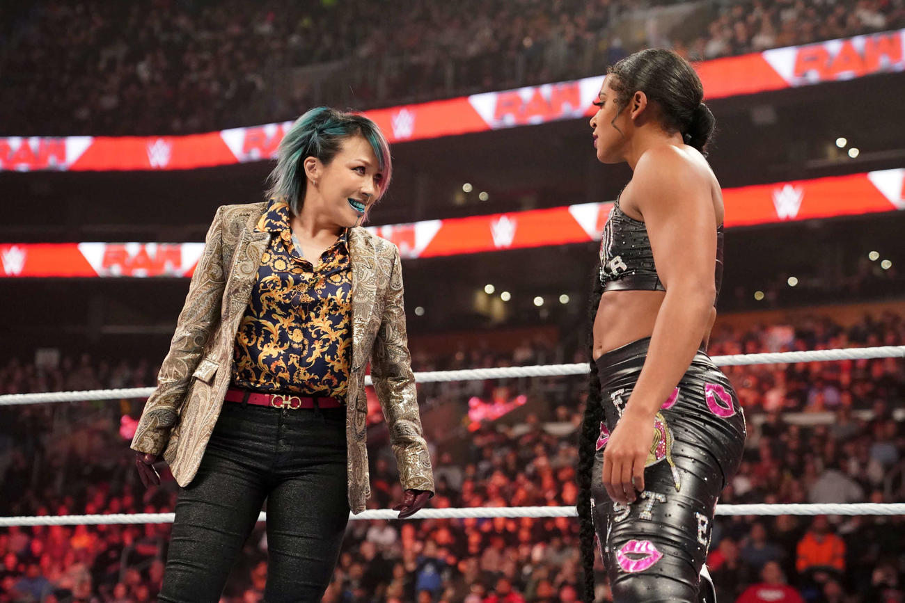 ロウ女子王者ビアンカ・ブレア（右）とにらみ合う次期挑戦者の「女帝」アスカ（C）2023 WWE, Inc. All Rights Reserved.