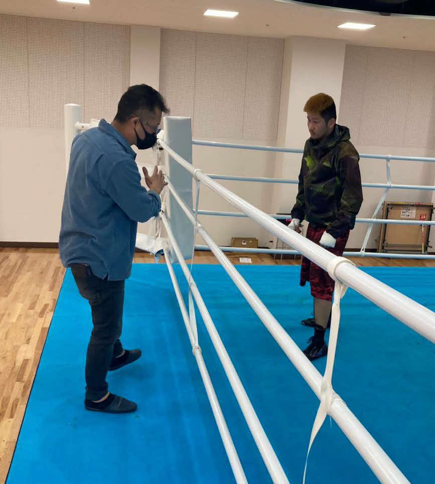 今年の東日本新人王にエントリーした大橋ジム勢の強化合宿で指導する井上尚弥の父真吾トレーナー（左）（大橋ジム提供）