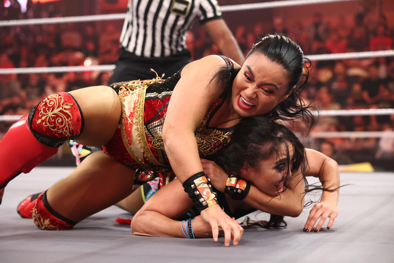 寝技の攻防でNXT女子王者ロクサーヌ・ペレス（下）を追い込んだ里村明衣子（C）2023 WWE, Inc. All Rights Reserved.