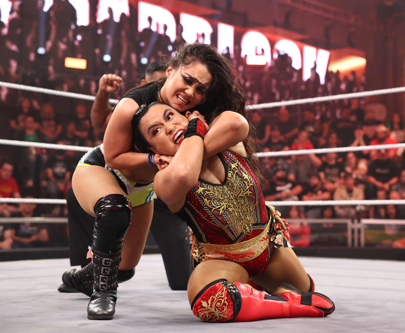 NXT女子王者ロクサーヌ・ペレス（左）と激しい攻防を繰り広げた里村明衣子（C）2023 WWE, Inc. All Rights Reserved.