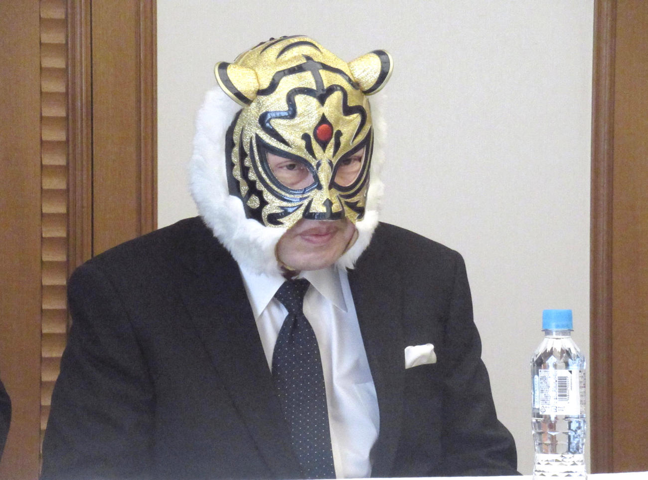 ストロングスタイルプロレスの福岡大会記者会見に臨む初代タイガーマスクの佐山（撮影・勝部晃多）